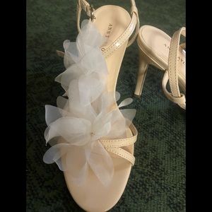 Flower sandel/ cream heel